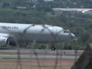 FAB envia aviأ£o para transportar deportados vindos dos EUA de Manaus atأ© Belo Horizonte | Polأtica