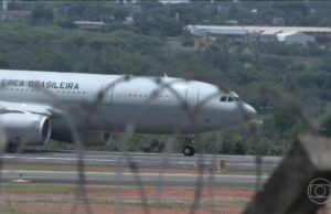 FAB envia aviأ£o para transportar deportados vindos dos EUA de Manaus atأ© Belo Horizonte | Polأtica