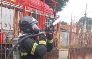 Casa é atingida por incêndio apَs criança brincar com isqueiro em cama :: Notيcias de MT