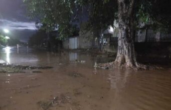 Famيlia fica ‘ilhada’ em enchente e bombeiros fazem resgate; vيdeo mostra avenida inundada :: Notيcias de MT