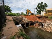 17:07 –
Após alagamento, prefeitura remove 450 toneladas de entulho e areia do Córrego do Gambá