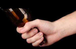 20:24 –
Jovem é golpeado com garrafa de vidro pelo colega de trabalho após discussão por som alto