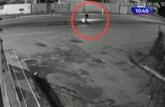 16:04 –
Vídeo mostra momento em que mulher perde controle da moto e atinge poste; veja