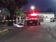 07:55 –
Adolescente de 15 anos é executado com tiros no rosto perto de escola; amigo é baleado