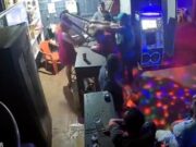 11:19 –
Cliente tenta matar funcionária de casa noturna com golpe de banqueta de madeira na cabeça; veja vídeo