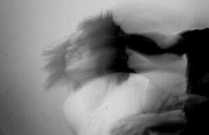 08:32 –
Agressor chega de tabacaria e tenta matar namorada com facada na cabeça