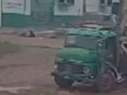 11:37 –
Câmera registra motociclista ser arremessado por cima de caminhonete após colisão