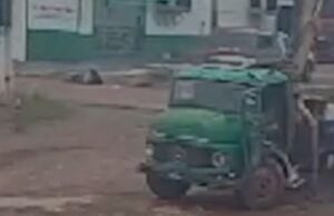 11:37 –
Câmera registra motociclista ser arremessado por cima de caminhonete após colisão