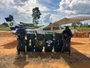 11:48 –
Forças de segurança apreendem carregamento de 500 kg de cocaína em mata