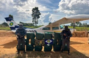 11:48 –
Forças de segurança apreendem carregamento de 500 kg de cocaína em mata