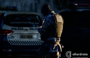 07:23 –
Dois criminosos morrem baleados em confronto com a Força Tática na avenida do CPA