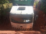 18:41 – 
							Caminhão de lixo cai ao tentar atravessar ponte de madeira em Várzea Grande:veja vídeo