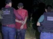 08:52 – 
							Suspeito fica em silêncio ao ser questionado sobre execução de esposa a facadas