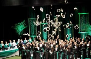 11:38 –
Às vésperas de formaturas milionárias, empresa de festas decreta falência e deixa estudantes de medicina 'na mão'