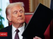 Trump anuncia sanções contra Colômbia por recusa em aceitar aviões militares com deportados