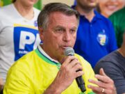 Médicos dizem que Bolsonaro tem pressão controlada, mas sem previsão de alta