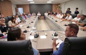 Servidores aceitam 4,83% e pedem discussão sobre 20% de reajuste