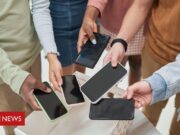 Celular nas escolas: ‘Não adianta escola proibir e os pais deixarem usar 5 horas seguidas em casa’