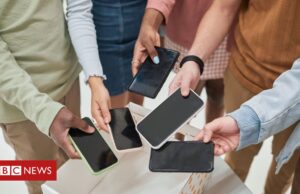 Celular nas escolas: ‘Não adianta escola proibir e os pais deixarem usar 5 horas seguidas em casa’