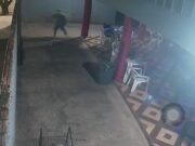 Câmera flagra homem invadindo bar e atirando; um fica ferido