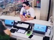 Mulher usou fotos de parentes de atendente para amedrontá-la