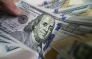 Dólar tem 7ª queda em série e fecha em R$ 5,86, à espera da 'Superquarta'