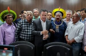 Governador vai a Brasília viabilizar licenças para asfalto pedido por Raoni