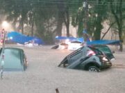 AO VIVOTempestade alaga ruas e deixa carros ilhados em SP; VEJA