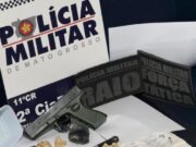 16:20 – 
							Homem é preso em flagrante com simulacro, porções de maconha e cocaína