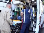 07:30 –
Jovem morre após perder controle da motocicleta, bater em dois carros e ser arremessado em via