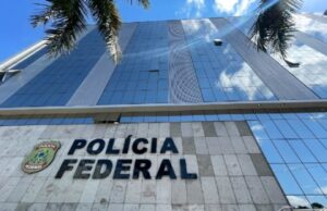 08:40 –
Operação da PF mira grupo que extorquia comerciantes para ofertar segurança