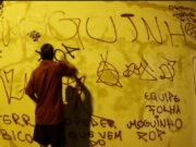 08:50 –
Adolescente de 16 anos é apreendido por pichar mesas e paredes de escola com sigla de facção criminosa