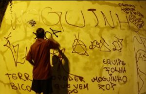 08:50 –
Adolescente de 16 anos é apreendido por pichar mesas e paredes de escola com sigla de facção criminosa