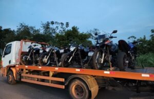 14:28 –
PM remove nove motocicletas e desarticula grupo que fazia manobras perigosas em Cuiabá