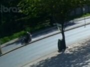 08:55 –
Batida de moto em poste na Estrada do Moinho mata casal; veja vídeo