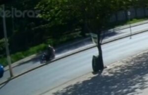 08:55 –
Batida de moto em poste na Estrada do Moinho mata casal; veja vídeo