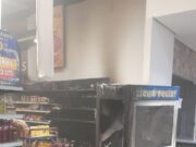 15:12 –
Bandido ateia fogo em máquina de supermercado com garrafa de gasolina