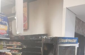 15:12 –
Bandido ateia fogo em máquina de supermercado com garrafa de gasolina