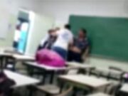 09:50 –
Homem invade escola e agride a socos colega de filha até menina de 13 anos desmaiar