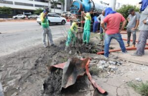 12:30 –
Prefeitura limpa 170 bocas de lobo e flagra esgoto clandestino na rede