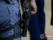 16:16 –
Sob efeito de drogas, homem é preso por ameaçar mulher de 65 anos com faca