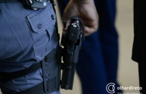 16:16 –
Sob efeito de drogas, homem é preso por ameaçar mulher de 65 anos com faca