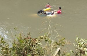 19:44 –
Motorista sobrevive após carro cair de ponte de madeira e ficar submerso: veja vídeos