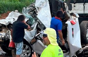 15:55 –
Ocupante de caminhonete morre em acidente com carretas na BR-163; carro ficou 'esmagado'