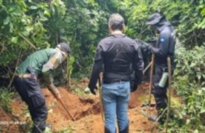 12:05 –
Forças de segurança ampliam buscas em cemitério clandestino usado como 'desova' de facção criminosa