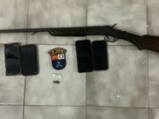 17:16 –
Trio é preso por sequestrar homem e ameaçá-lo com arma de fogo