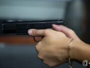 07:45 –
Jovem jurado de morte pelo Comando Vermelho é alvo de seis disparos, mas nenhum o atinge