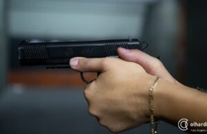 07:45 –
Jovem jurado de morte pelo Comando Vermelho é alvo de seis disparos, mas nenhum o atinge