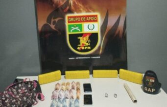 15:45 –
PM identifica trailer de lanches como ponta de venda de drogas e seis pessoas são presas