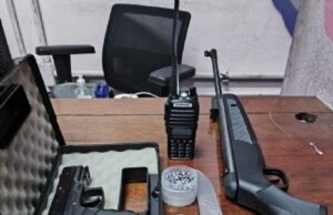 14:06 –
PM prende homem que bateu na mulher e a ameaçou de morte; simulacro de arma de fogo apreendido